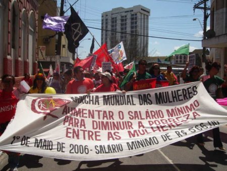 Alagoas, mulheres marcham com muita batucada e música